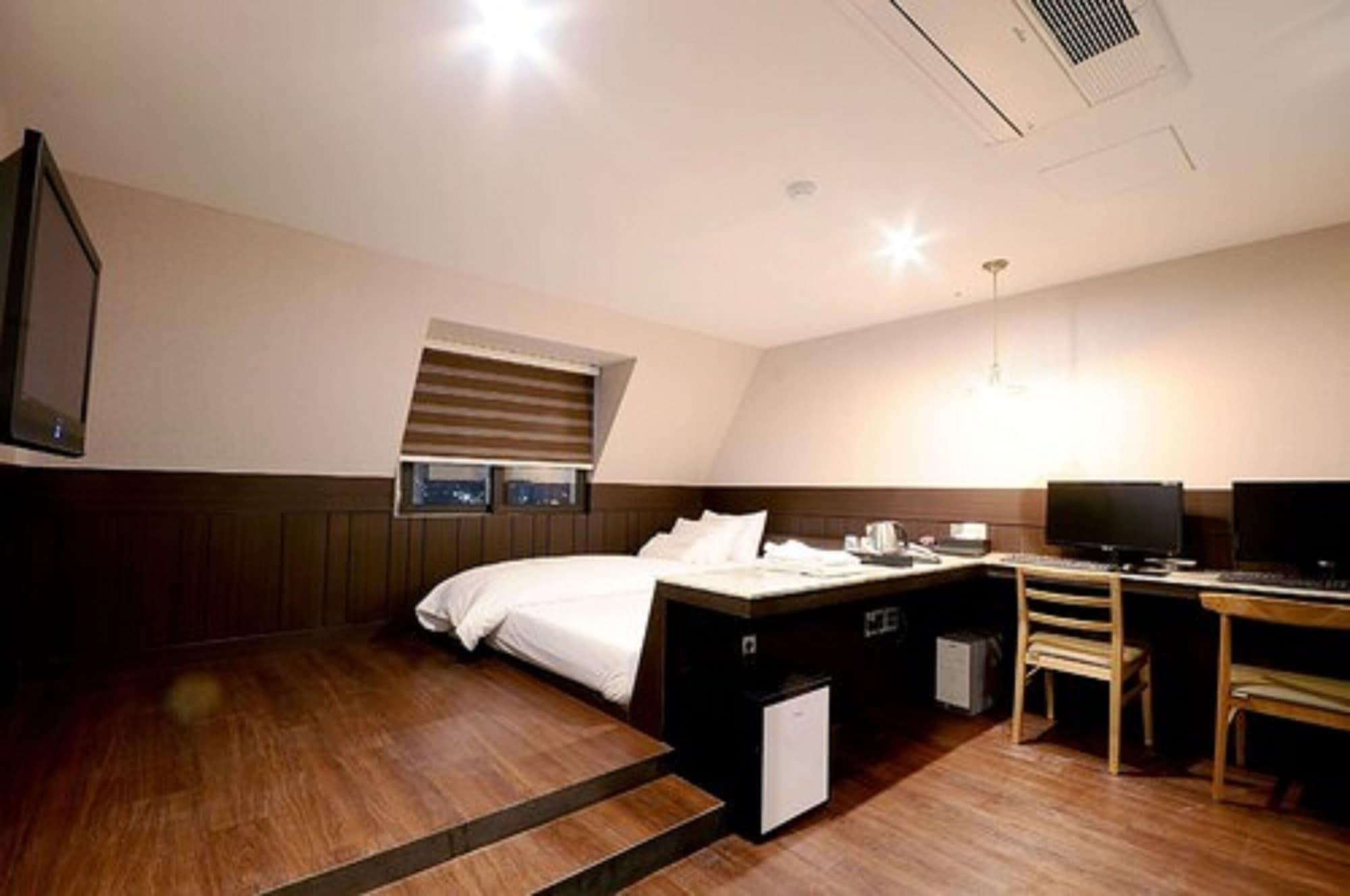 Queens Hotel Seomyeon ปูซาน ภายนอก รูปภาพ