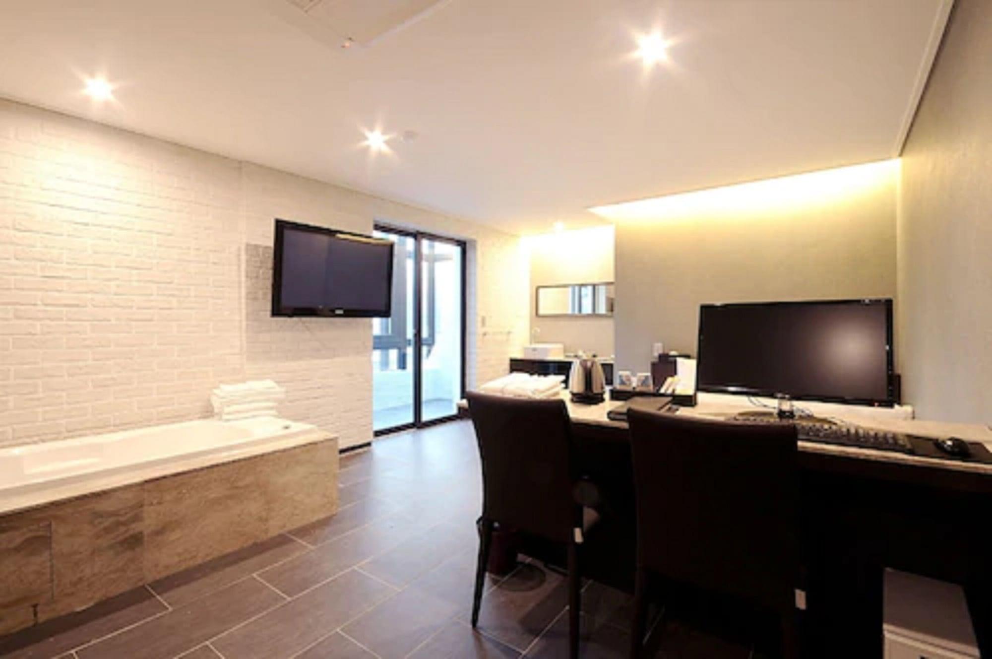 Queens Hotel Seomyeon ปูซาน ภายนอก รูปภาพ