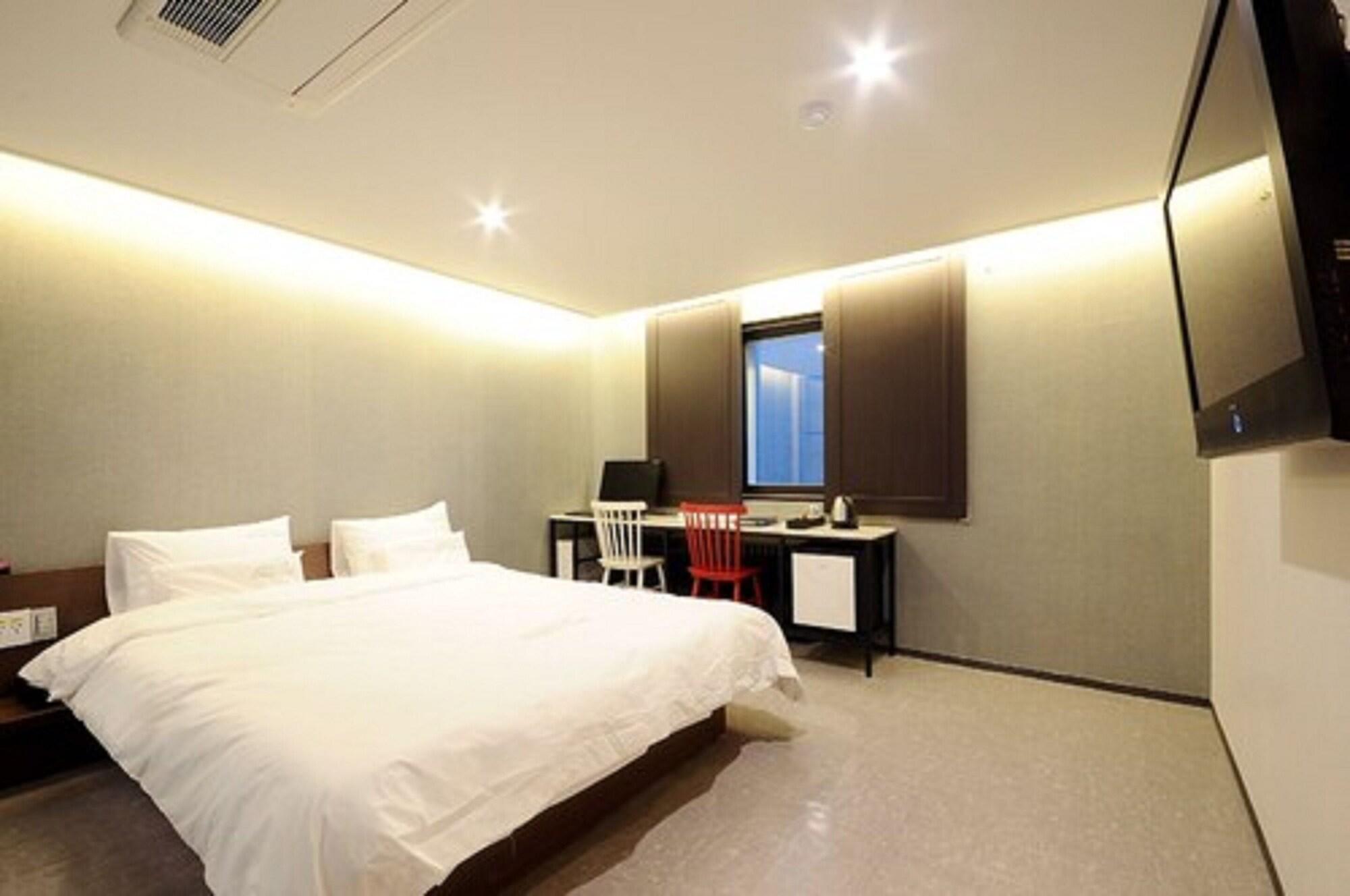 Queens Hotel Seomyeon ปูซาน ภายนอก รูปภาพ