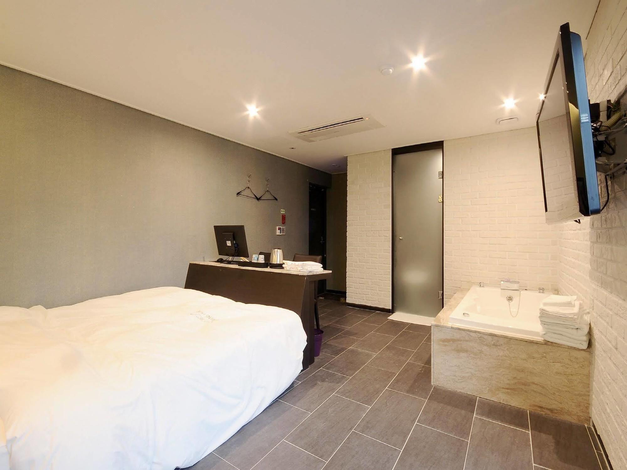 Queens Hotel Seomyeon ปูซาน ภายนอก รูปภาพ